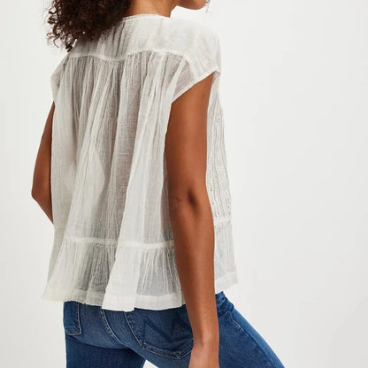 Kiana | Elegant Feminine Sleeveless Blouse with Lace Trim and Ruffle Hem